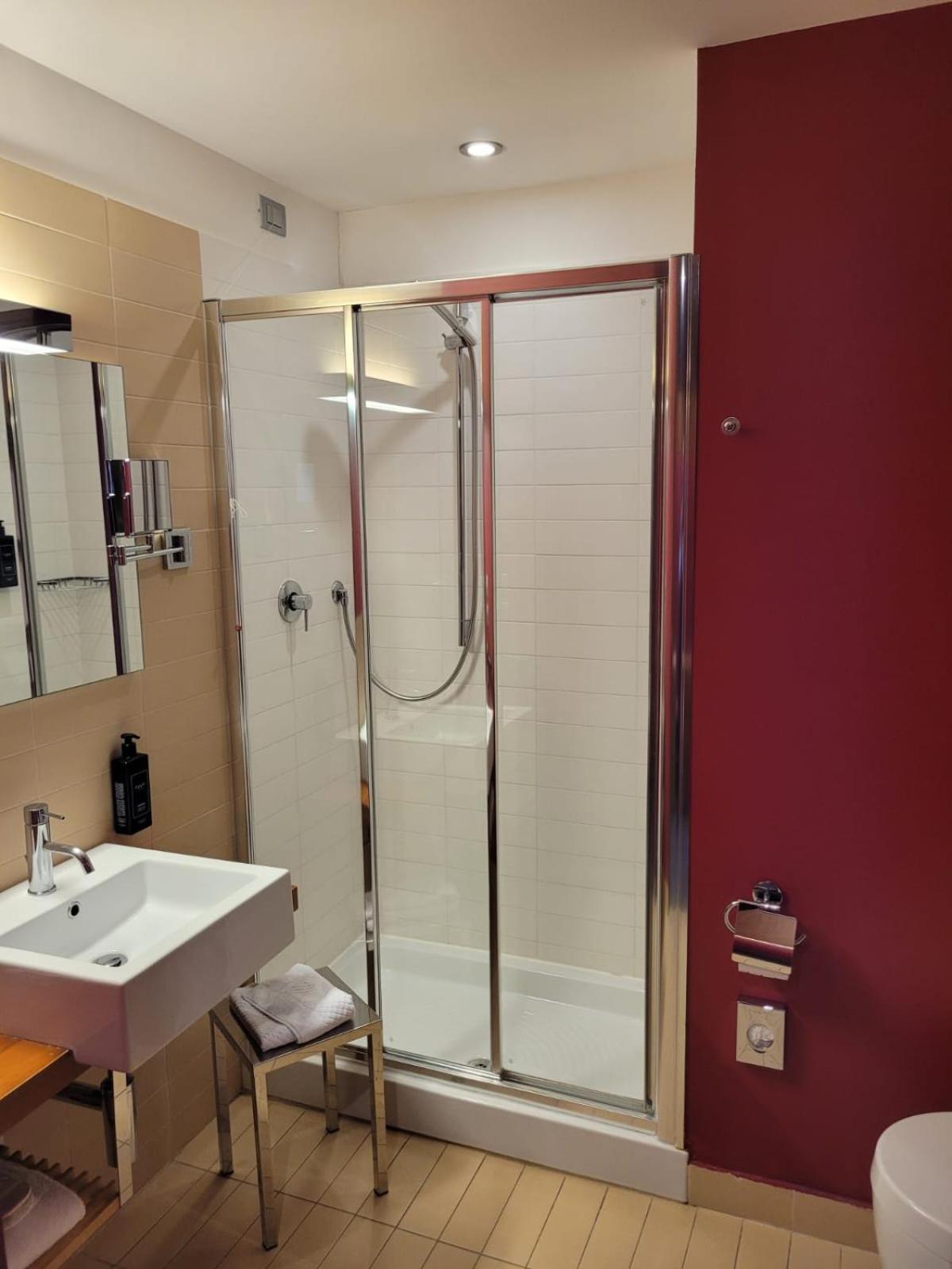 צ'יביטאנובה מארקה Cosmopolitan Hotel מראה חיצוני תמונה