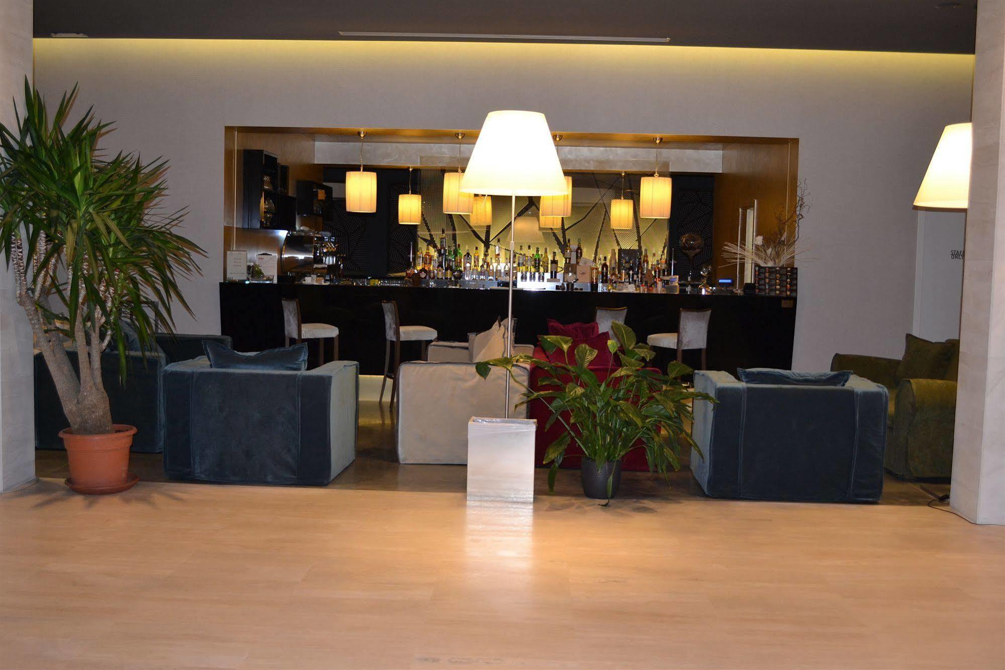 צ'יביטאנובה מארקה Cosmopolitan Hotel מראה חיצוני תמונה